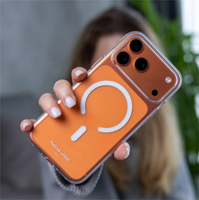 Прозорий чохол на iPhone 17 Pro у руці дівчини
